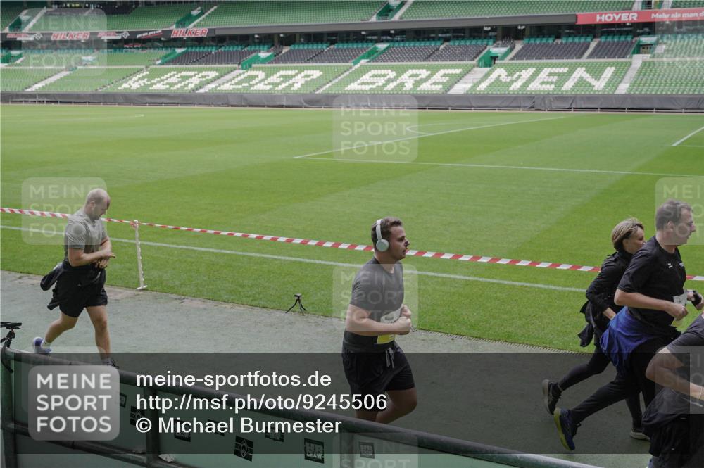 05.10.2025 - 20. swb-Marathon Bremen Michael Burmester http://msf.ph/oto/9245506 05.10.2025 10:37:20 Laufen im Stadion 7776, 7777, 9177, 9208, 9246, 9271, 9272, 9294, 9305, 9360, 9363, 9381, 9473, 9531, 9532, 9600, 9603, 9604, 9655, 9673, 9692, 9802, 9812, 9839, 9841, 9893, 9913, 9979, 10004, 10026, 10030, 10067, 10071, 10158, 10217, 10265, 10271, 10290, 10291, 10345, 10370, 10477, 10489, 10492, 10508, 10510, 10518, 10562, 10571, 10588, 10615, 10656, 10679, 10762, 10771, 10777, 10809, 10821, 10837, 10872, 10876, 10995, 11001, 11121, 11124, 11183, 11184, 11223, 11251, 11415, 9215 meine-sportfotos.de
