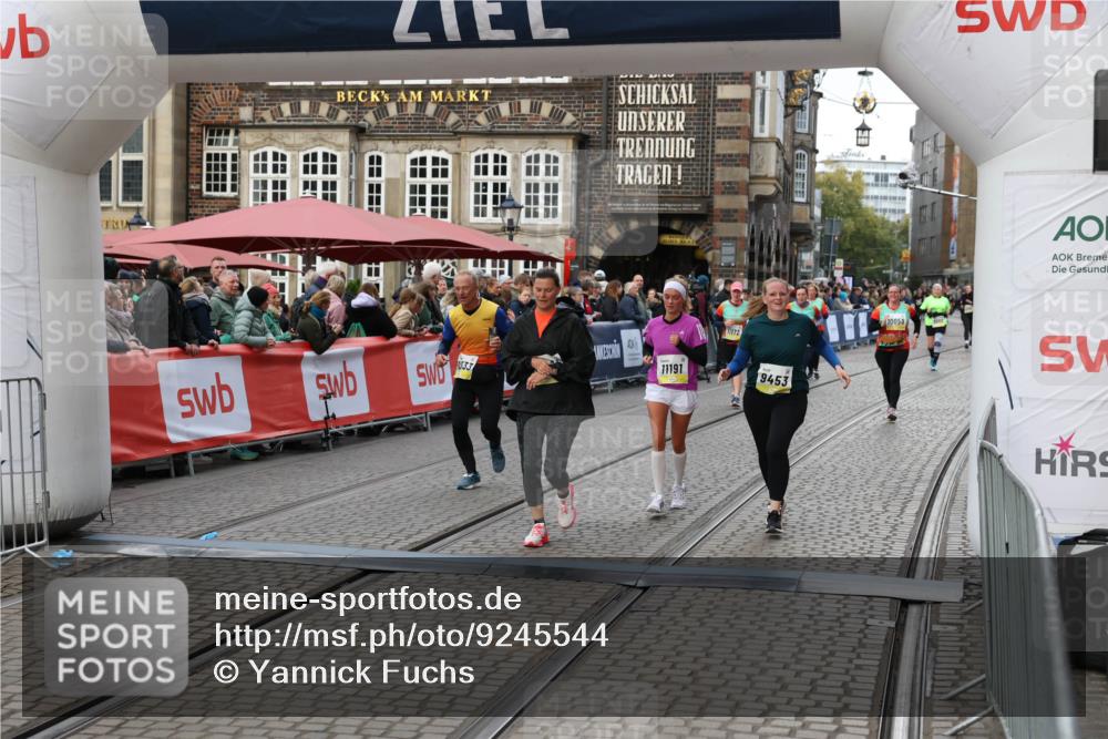 05.10.2025 - 20. swb-Marathon Bremen Yannick Fuchs http://msf.ph/oto/9245544 05.10.2025 11:11:43 Ziel 9453, 10058, 10264, 10320, 10333, 11030, 11191 meine-sportfotos.de