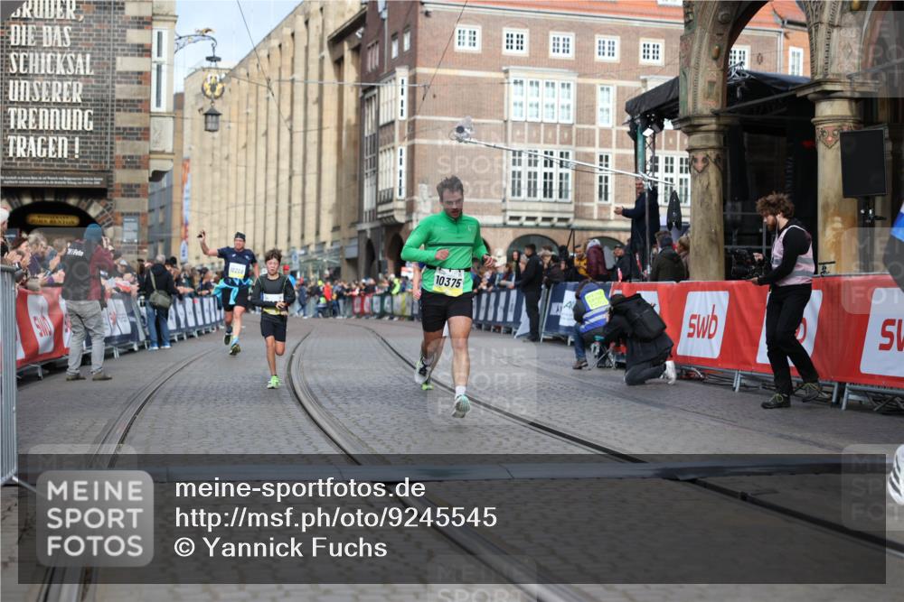 05.10.2025 - 20. swb-Marathon Bremen Yannick Fuchs http://msf.ph/oto/9245545 05.10.2025 10:42:28 Ziel 9700, 9775, 10375, 11217, 11230, 11422 meine-sportfotos.de