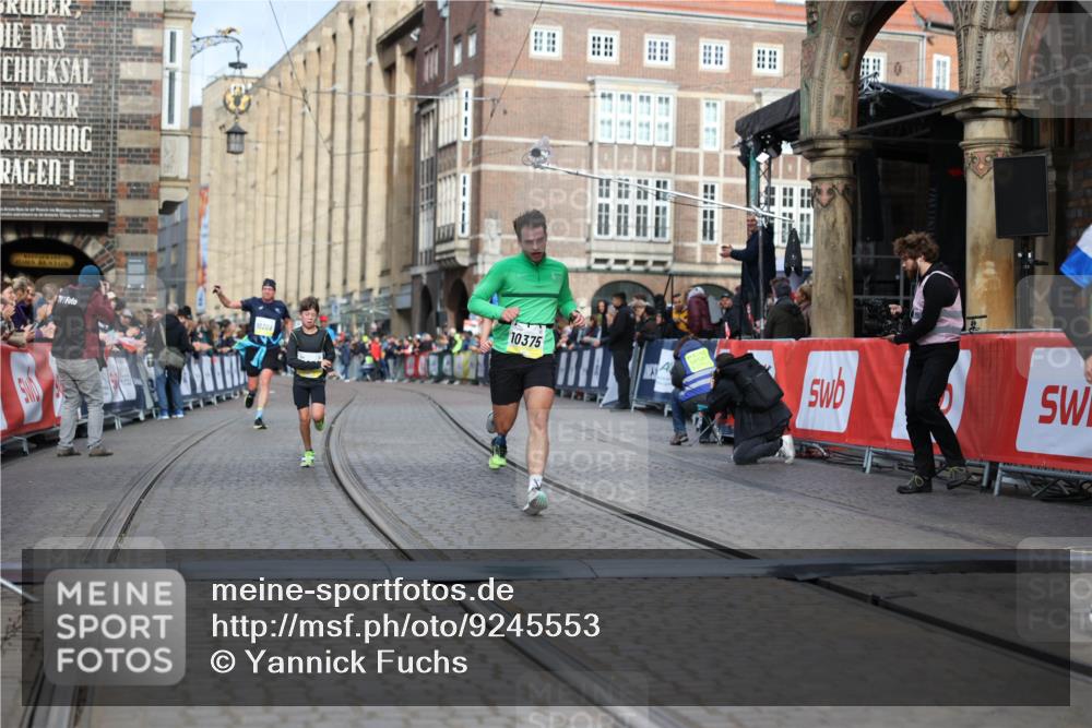 05.10.2025 - 20. swb-Marathon Bremen Yannick Fuchs http://msf.ph/oto/9245553 05.10.2025 10:42:28 Ziel 9700, 9775, 10375, 11217, 11230, 11422 meine-sportfotos.de