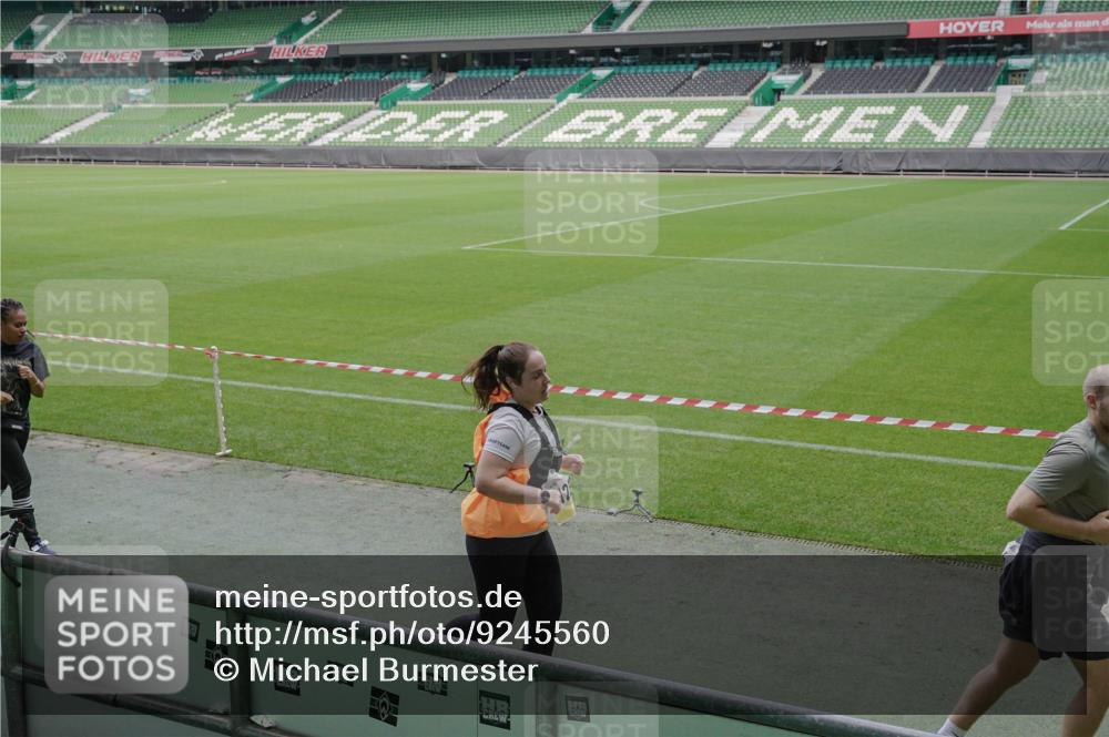 05.10.2025 - 20. swb-Marathon Bremen Michael Burmester http://msf.ph/oto/9245560 05.10.2025 10:37:22 Laufen im Stadion 7776, 7777, 9177, 9208, 9246, 9271, 9272, 9294, 9305, 9360, 9363, 9365, 9381, 9473, 9531, 9532, 9600, 9603, 9604, 9655, 9673, 9692, 9802, 9812, 9839, 9841, 9893, 9913, 9979, 10004, 10026, 10067, 10071, 10158, 10217, 10265, 10271, 10290, 10291, 10345, 10370, 10477, 10489, 10492, 10508, 10510, 10518, 10562, 10571, 10588, 10615, 10656, 10679, 10762, 10771, 10777, 10809, 10821, 10837, 10872, 10876, 10995, 11001, 11121, 11124, 11162, 11183, 11184, 11223, 11251, 11415 meine-sportfotos.de