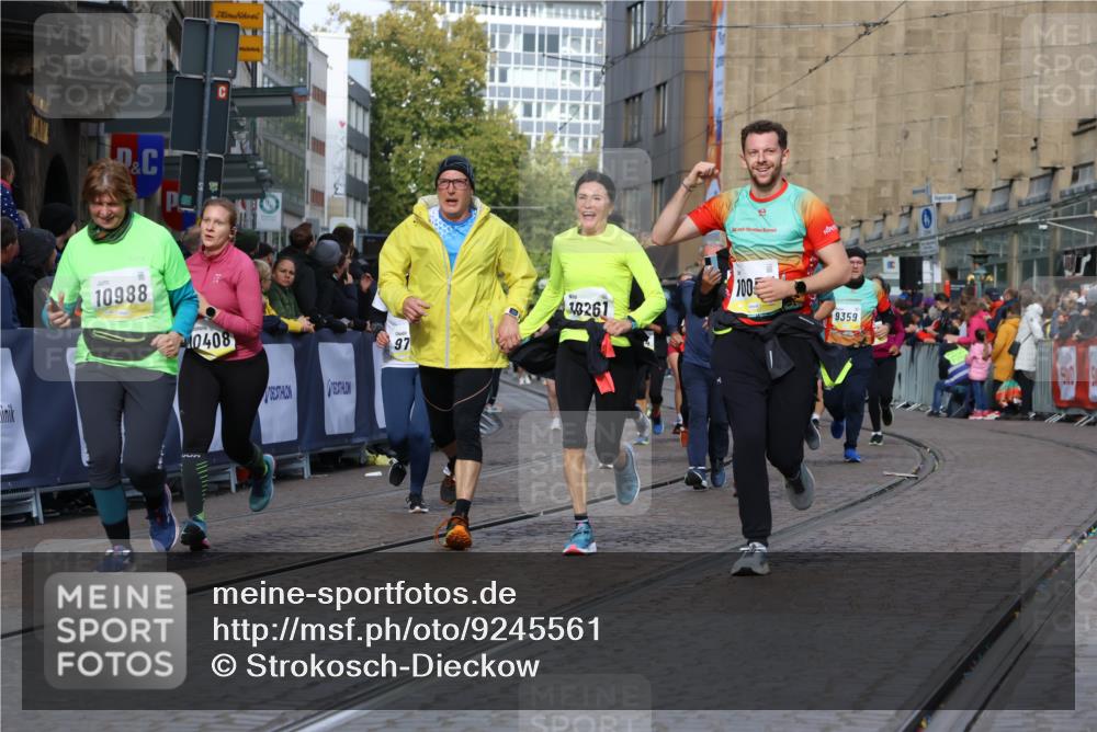 05.10.2025 - 20. swb-Marathon Bremen Strokosch-Dieckow http://msf.ph/oto/9245561 05.10.2025 10:58:30 Ziel 9430, 9433, 9472, 9529, 9766, 9820, 9913, 10049, 10055, 10261, 10285, 10408, 10513, 10936, 10988, 11291, 11591, 11700 meine-sportfotos.de