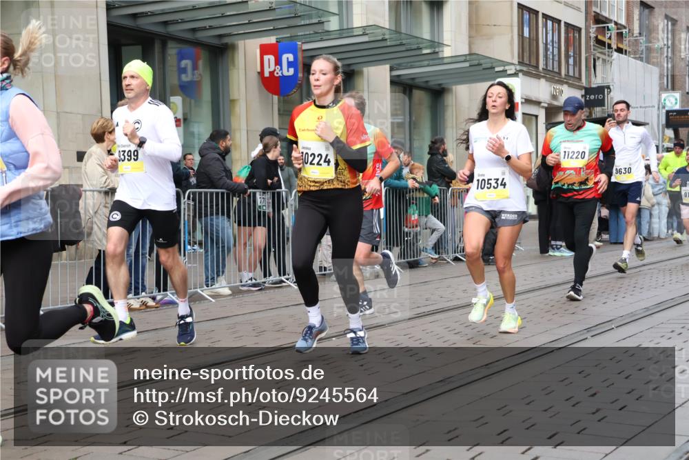 05.10.2025 - 20. swb-Marathon Bremen Strokosch-Dieckow http://msf.ph/oto/9245564 05.10.2025 10:50:39 Ziel 7733, 9199, 9251, 9256, 9277, 9287, 9399, 9416, 9425, 9630, 9658, 9663, 9715, 9742, 9888, 9894, 9966, 9975, 10029, 10206, 10224, 10226, 10227, 10254, 10279, 10378, 10479, 10534, 10669, 10689, 10698, 10743, 10932, 11061, 11220, 11279, 11311, 11391, 11573, 7733, 9199, 9251, 9256, 9277, 9287, 9399, 9416, 9425, 9630, 9658, 9663, 9715, 9742, 9888, 9894, 9966, 9975, 10029, 10206, 10224, 10226, 10227 meine-sportfotos.de