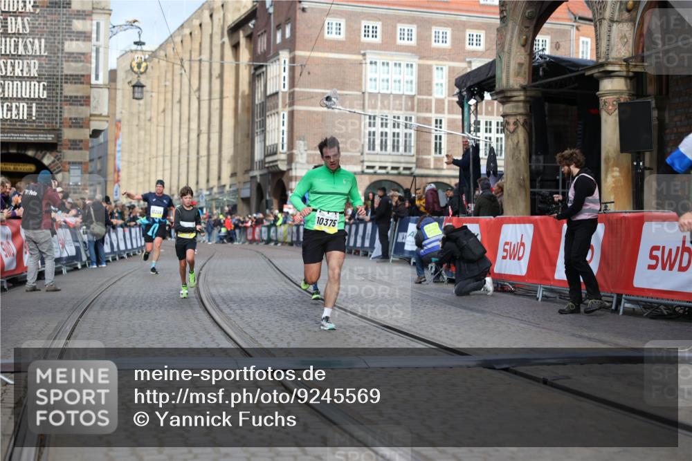 05.10.2025 - 20. swb-Marathon Bremen Yannick Fuchs http://msf.ph/oto/9245569 05.10.2025 10:42:28 Ziel 9700, 9775, 10375, 11217, 11230, 11422 meine-sportfotos.de