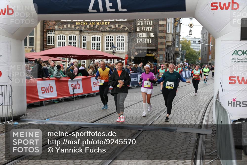 05.10.2025 - 20. swb-Marathon Bremen Yannick Fuchs http://msf.ph/oto/9245570 05.10.2025 11:11:43 Ziel 9453, 10058, 10264, 10320, 10333, 11030, 11191 meine-sportfotos.de