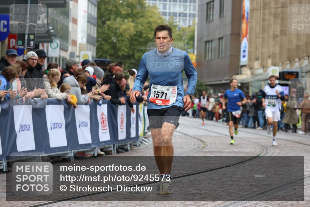 05.10.2025 - 20. swb-Marathon Bremen Strokosch-Dieckow http://msf.ph/oto/9245573 05.10.2025 12:46:57 Ziel 1571, 6957 meine-sportfotos.de