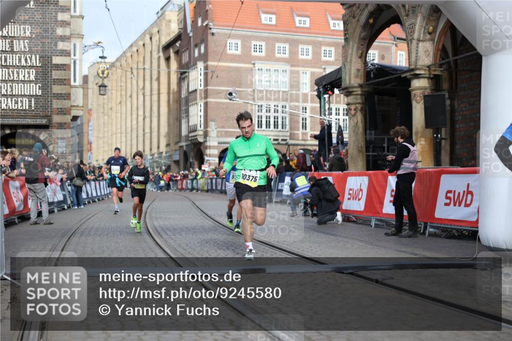 05.10.2025 - 20. swb-Marathon Bremen Yannick Fuchs http://msf.ph/oto/9245580 05.10.2025 10:42:28 Ziel 9700, 9775, 10375, 11217, 11230, 11422 meine-sportfotos.de