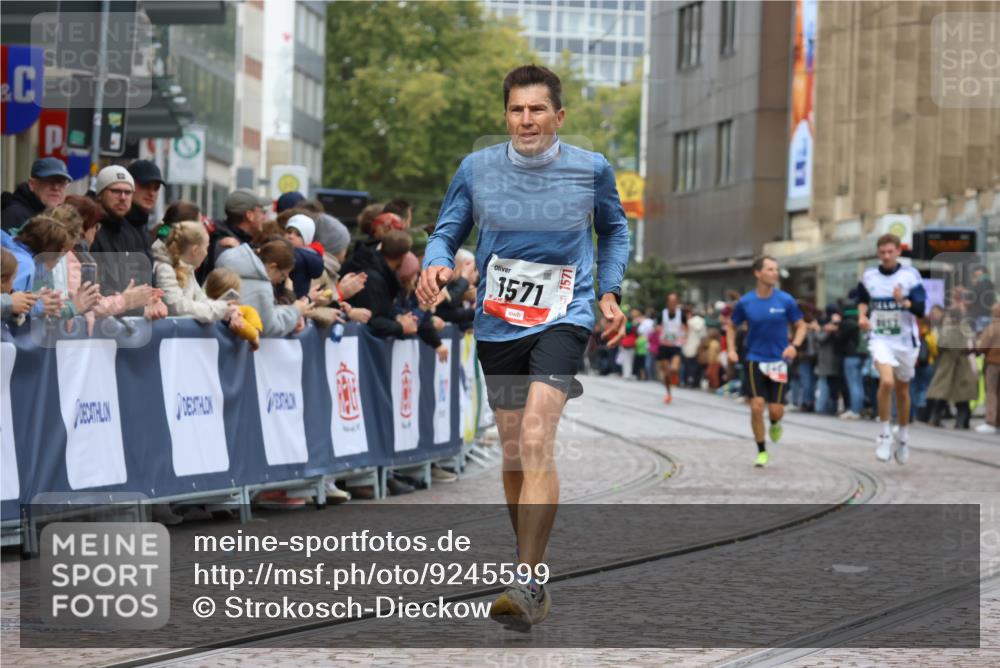 05.10.2025 - 20. swb-Marathon Bremen Strokosch-Dieckow http://msf.ph/oto/9245599 05.10.2025 12:46:57 Ziel 1571, 6957 meine-sportfotos.de