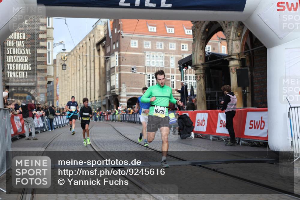 05.10.2025 - 20. swb-Marathon Bremen Yannick Fuchs http://msf.ph/oto/9245616 05.10.2025 10:42:29 Ziel 9700, 9775, 10208, 10375, 11217, 11230 meine-sportfotos.de