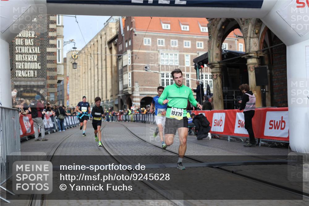 05.10.2025 - 20. swb-Marathon Bremen Yannick Fuchs http://msf.ph/oto/9245628 05.10.2025 10:42:29 Ziel 9700, 9775, 10208, 10375, 11217, 11230 meine-sportfotos.de