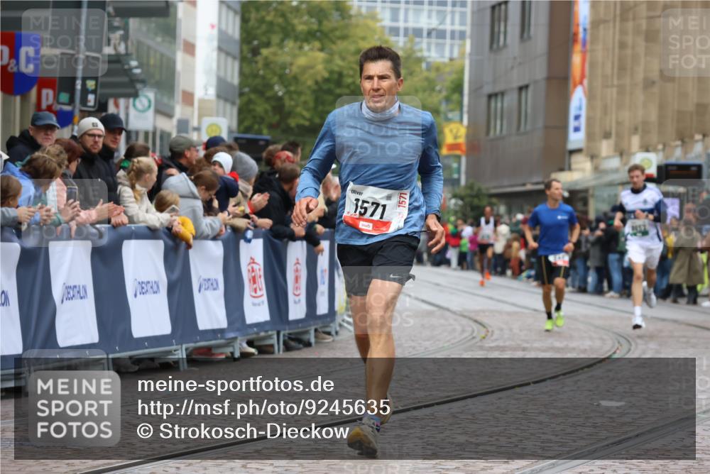 05.10.2025 - 20. swb-Marathon Bremen Strokosch-Dieckow http://msf.ph/oto/9245635 05.10.2025 12:46:57 Ziel 1571, 6957 meine-sportfotos.de