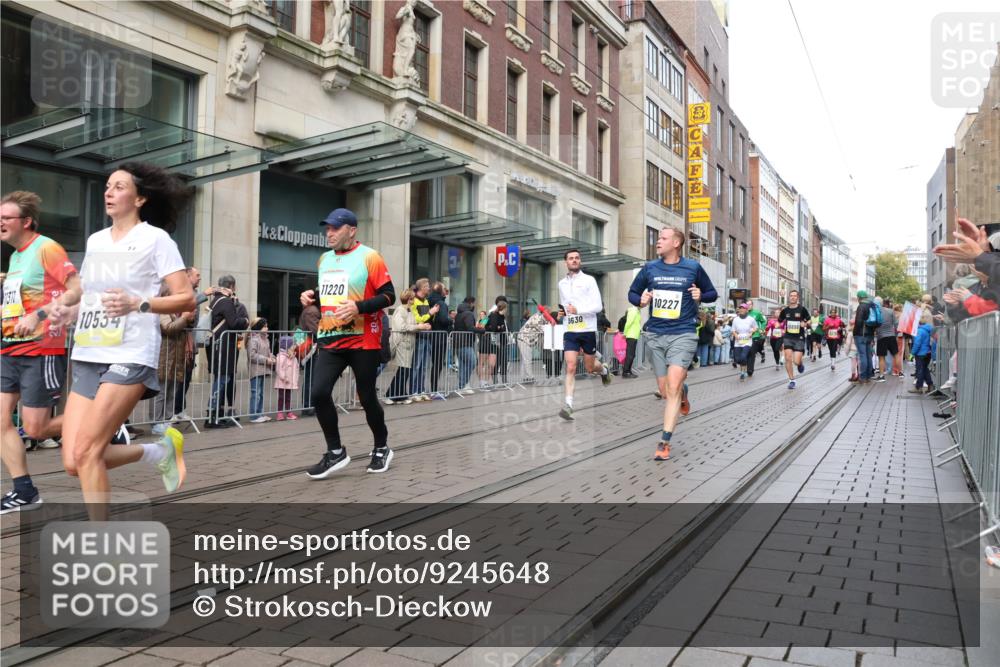 05.10.2025 - 20. swb-Marathon Bremen Strokosch-Dieckow http://msf.ph/oto/9245648 05.10.2025 10:50:41 Ziel 7733, 9199, 9251, 9256, 9277, 9287, 9399, 9416, 9425, 9630, 9663, 9715, 9888, 9894, 9906, 9966, 9975, 10029, 10206, 10215, 10222, 10224, 10226, 10227, 10254, 10378, 10534, 10669, 10689, 10698, 10743, 10932, 11061, 11220, 11279, 11311, 11391, 11573, 7733, 9199, 9251, 9256, 9277, 9287, 9399, 9416, 9425, 9630, 9663, 9715, 9888, 9894, 9906, 9966, 9975, 10029, 10206, 10215, 10222, 10224, 10226, 10227 meine-sportfotos.de