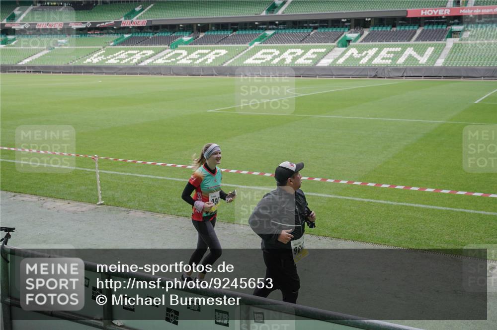 05.10.2025 - 20. swb-Marathon Bremen Michael Burmester http://msf.ph/oto/9245653 05.10.2025 10:37:25 Laufen im Stadion 7776, 7777, 9177, 9208, 9246, 9305, 9360, 9363, 9365, 9381, 9426, 9473, 9531, 9532, 9600, 9603, 9604, 9655, 9673, 9692, 9802, 9812, 9839, 9841, 9893, 9913, 9979, 10004, 10026, 10067, 10071, 10158, 10217, 10265, 10271, 10290, 10291, 10301, 10345, 10370, 10471, 10477, 10489, 10492, 10508, 10510, 10518, 10562, 10571, 10588, 10615, 10679, 10762, 10771, 10777, 10821, 10826, 10837, 10872, 10876, 10995, 11001, 11121, 11124, 11162, 11183, 11184, 11223, 11251, 11415 meine-sportfotos.de