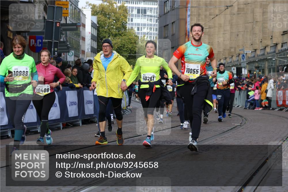 05.10.2025 - 20. swb-Marathon Bremen Strokosch-Dieckow http://msf.ph/oto/9245658 05.10.2025 10:58:30 Ziel 9430, 9433, 9472, 9529, 9766, 9820, 9913, 10049, 10055, 10261, 10285, 10408, 10513, 10936, 10988, 11291, 11591, 11700 meine-sportfotos.de