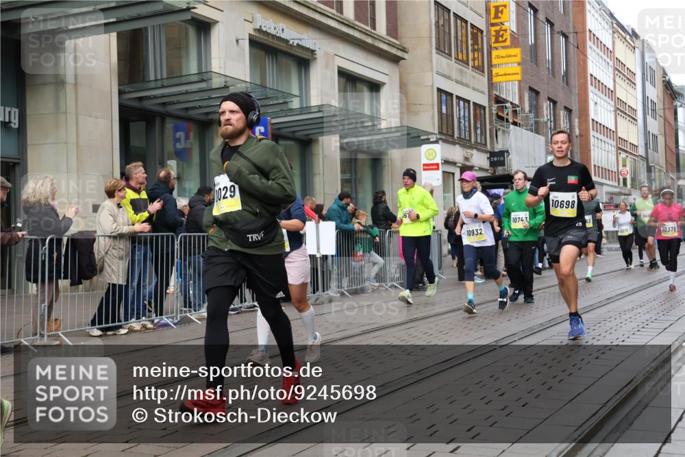 05.10.2025 - 20. swb-Marathon Bremen Strokosch-Dieckow http://msf.ph/oto/9245698 05.10.2025 10:50:42 Ziel 7733, 9199, 9256, 9287, 9399, 9416, 9425, 9630, 9663, 9715, 9894, 9906, 9966, 9975, 10029, 10206, 10215, 10222, 10224, 10226, 10227, 10254, 10378, 10534, 10669, 10689, 10698, 10743, 10932, 11061, 11220, 11279, 11311, 11391, 11573, 7733, 9199, 9256, 9287, 9399, 9416, 9425, 9630, 9663, 9715, 9894, 9906, 9966, 9975, 10029, 10206, 10215, 10222, 10224, 10226, 10227 meine-sportfotos.de