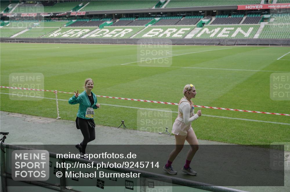 05.10.2025 - 20. swb-Marathon Bremen Michael Burmester http://msf.ph/oto/9245714 05.10.2025 10:37:31 Laufen im Stadion 7776, 9177, 9208, 9246, 9305, 9360, 9363, 9365, 9381, 9426, 9448, 9531, 9532, 9600, 9603, 9604, 9673, 9692, 9802, 9812, 9839, 9841, 9893, 9913, 9979, 10004, 10067, 10071, 10158, 10194, 10265, 10271, 10274, 10290, 10291, 10301, 10345, 10370, 10471, 10477, 10489, 10508, 10510, 10518, 10562, 10571, 10615, 10762, 10771, 10777, 10821, 10826, 10837, 10872, 10876, 10995, 11001, 11050, 11121, 11124, 11150, 11162, 11183, 11184, 11223, 11251, 11415 meine-sportfotos.de