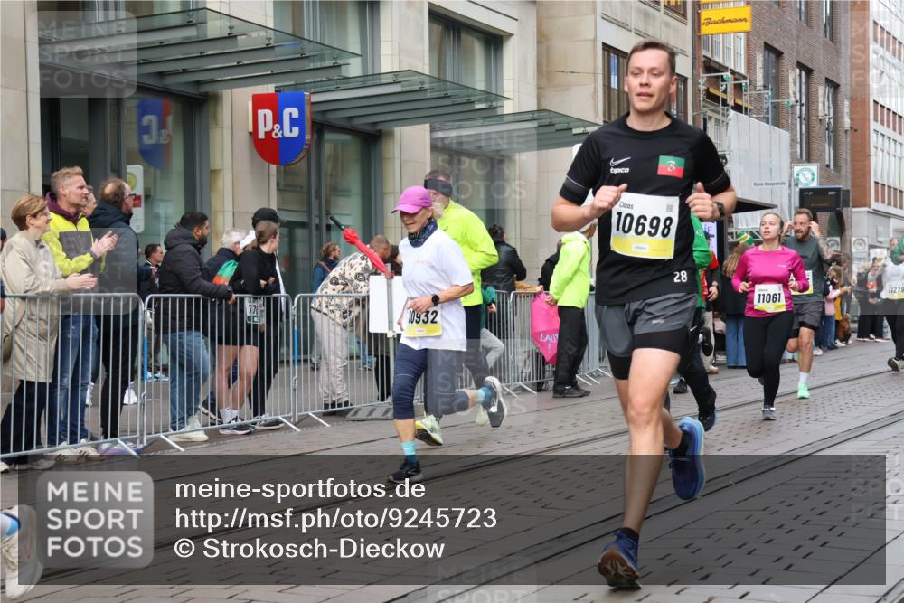 05.10.2025 - 20. swb-Marathon Bremen Strokosch-Dieckow http://msf.ph/oto/9245723 05.10.2025 10:50:43 Ziel 7733, 9199, 9256, 9287, 9399, 9416, 9425, 9630, 9663, 9894, 9906, 9966, 9975, 10029, 10206, 10215, 10222, 10224, 10226, 10227, 10254, 10378, 10534, 10669, 10698, 10743, 10932, 11061, 11220, 11279, 11311, 11391, 11573, 7733, 9199, 9256, 9287, 9399, 9416, 9425, 9630, 9663, 9894, 9906, 9966, 9975, 10029, 10206, 10215, 10222, 10224, 10226, 10227 meine-sportfotos.de