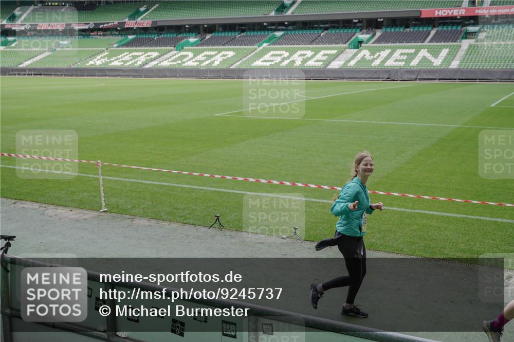 05.10.2025 - 20. swb-Marathon Bremen Michael Burmester http://msf.ph/oto/9245737 05.10.2025 10:37:32 Laufen im Stadion 7776, 9177, 9208, 9246, 9305, 9360, 9363, 9365, 9381, 9426, 9448, 9531, 9532, 9600, 9603, 9604, 9673, 9692, 9802, 9812, 9839, 9841, 9893, 9913, 9979, 10067, 10158, 10194, 10265, 10271, 10274, 10290, 10291, 10301, 10345, 10370, 10471, 10477, 10489, 10508, 10510, 10518, 10562, 10571, 10615, 10762, 10771, 10777, 10821, 10826, 10837, 10872, 10876, 10995, 11001, 11050, 11121, 11124, 11150, 11162, 11183, 11184, 11223, 11251, 11415 meine-sportfotos.de