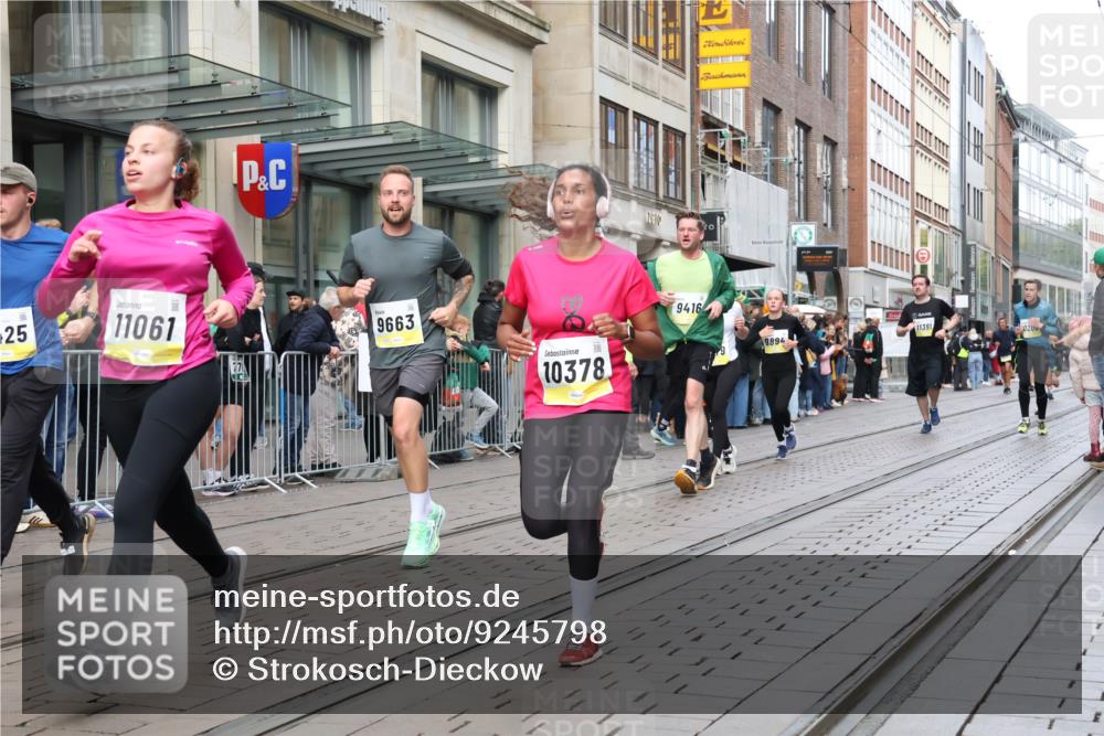 05.10.2025 - 20. swb-Marathon Bremen Strokosch-Dieckow http://msf.ph/oto/9245798 05.10.2025 10:50:46 Ziel 9199, 9256, 9287, 9399, 9416, 9425, 9630, 9663, 9894, 9906, 10029, 10206, 10215, 10222, 10226, 10227, 10254, 10378, 10432, 10534, 10669, 10698, 10743, 10932, 11061, 11220, 11279, 11311, 11391, 11573, 9199, 9256, 9287, 9399, 9416, 9425, 9630, 9663, 9894, 9906, 10029, 10206, 10215, 10222, 10226, 10227, 10432 meine-sportfotos.de