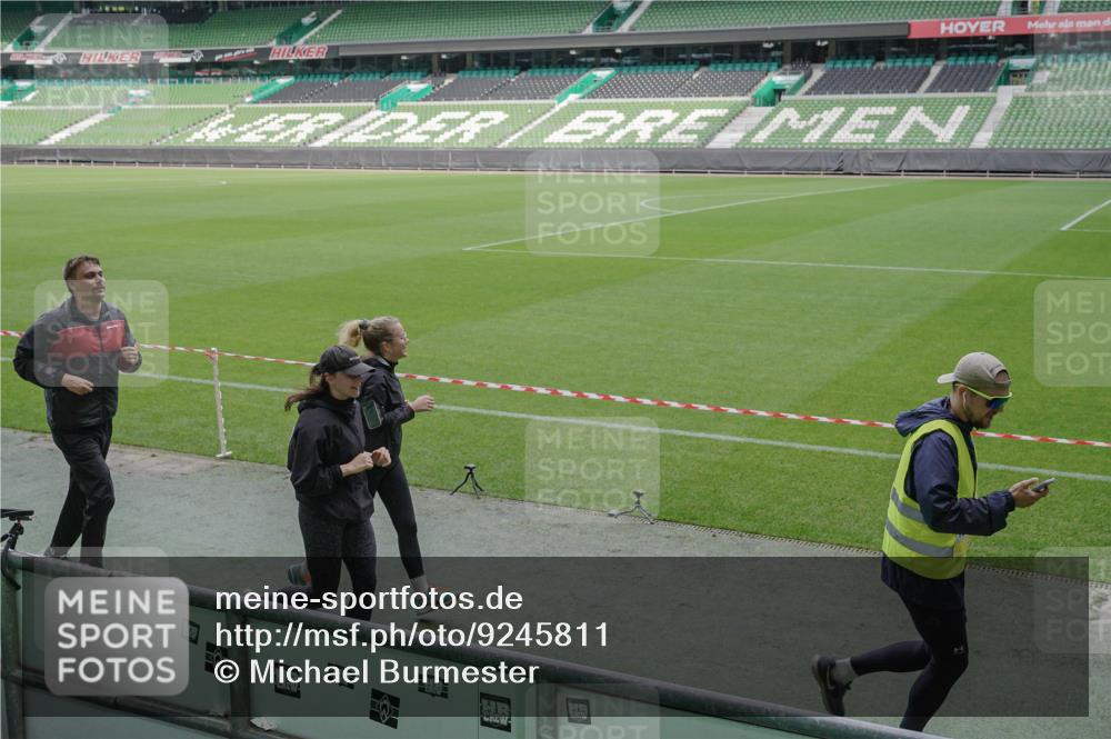 05.10.2025 - 20. swb-Marathon Bremen Michael Burmester http://msf.ph/oto/9245811 05.10.2025 10:37:39 Laufen im Stadion 7621, 7776, 9177, 9208, 9237, 9246, 9305, 9360, 9363, 9365, 9381, 9426, 9448, 9531, 9532, 9536, 9600, 9603, 9642, 9748, 9802, 9839, 9841, 9893, 9979, 10056, 10067, 10098, 10158, 10194, 10265, 10271, 10274, 10290, 10291, 10301, 10345, 10370, 10471, 10477, 10489, 10508, 10510, 10518, 10562, 10571, 10611, 10615, 10771, 10777, 10821, 10826, 10829, 10837, 10872, 10876, 10995, 11001, 11050, 11121, 11124, 11150, 11162, 11183, 11184, 11223, 11251, 11415, 9177, 9208 meine-sportfotos.de