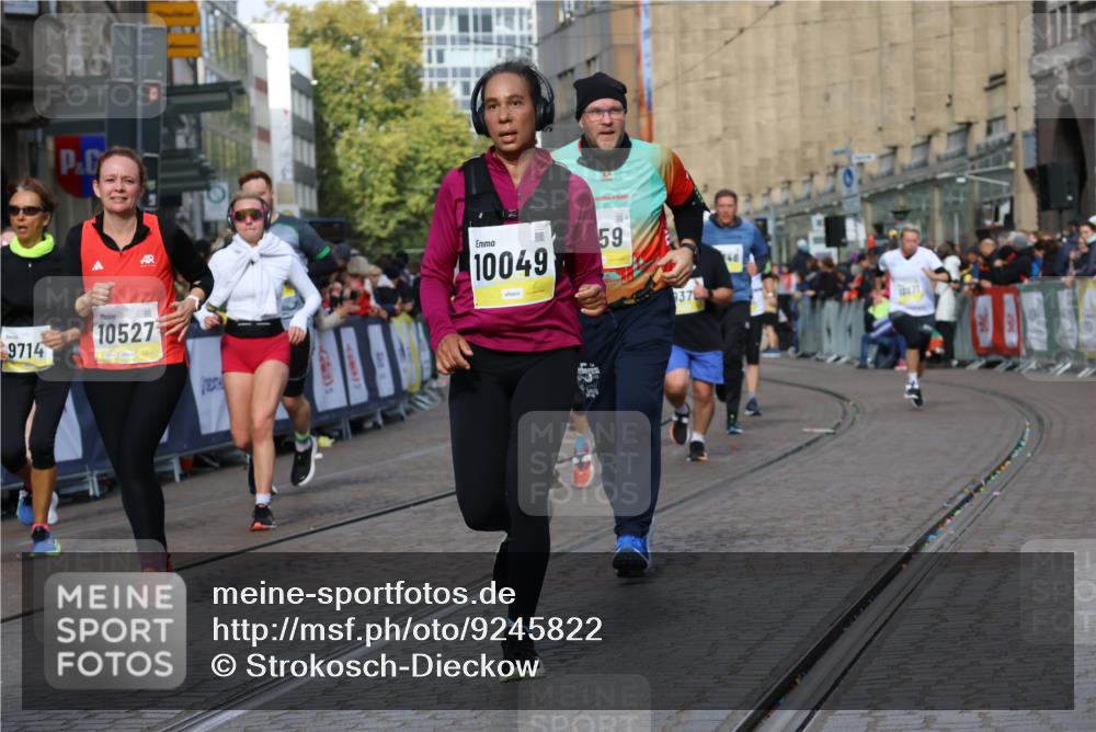 05.10.2025 - 20. swb-Marathon Bremen Strokosch-Dieckow http://msf.ph/oto/9245822 05.10.2025 10:58:38 Ziel 7163, 8585, 9346, 9359, 9370, 9430, 9472, 9529, 9540, 9622, 9714, 9766, 9913, 10049, 10513, 10527, 10591, 10679, 10871, 10936, 11078 meine-sportfotos.de