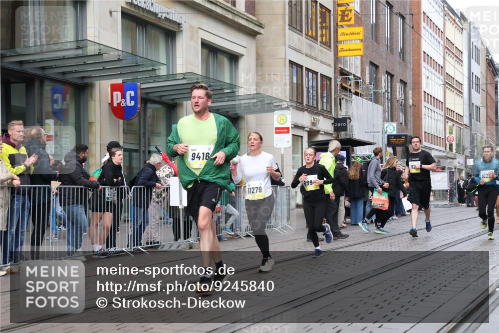 05.10.2025 - 20. swb-Marathon Bremen Strokosch-Dieckow http://msf.ph/oto/9245840 05.10.2025 10:50:47 Ziel 9199, 9256, 9287, 9399, 9416, 9425, 9630, 9663, 9894, 9906, 10029, 10206, 10215, 10222, 10226, 10227, 10254, 10378, 10432, 10534, 10669, 10698, 10743, 10932, 11061, 11279, 11311, 11391, 11573, 9199, 9256, 9287, 9399, 9416, 9425, 9630, 9663, 9894, 9906, 10029, 10206, 10215, 10222, 10226, 10227, 10432 meine-sportfotos.de