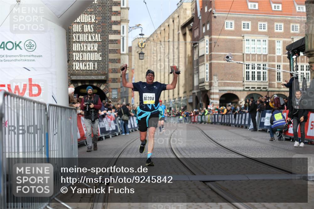 05.10.2025 - 20. swb-Marathon Bremen Yannick Fuchs http://msf.ph/oto/9245842 05.10.2025 10:42:32 Ziel 9700, 9775, 10208, 10375, 11230 meine-sportfotos.de