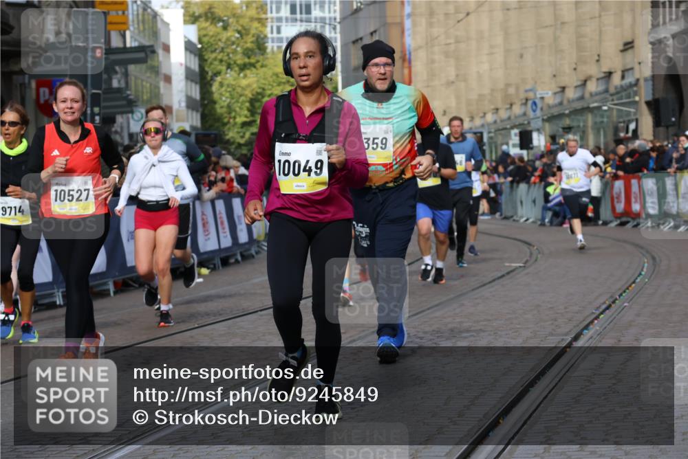 05.10.2025 - 20. swb-Marathon Bremen Strokosch-Dieckow http://msf.ph/oto/9245849 05.10.2025 10:58:38 Ziel 7163, 8585, 9346, 9359, 9370, 9430, 9472, 9529, 9540, 9622, 9714, 9766, 9913, 10049, 10513, 10527, 10591, 10679, 10871, 10936, 11078 meine-sportfotos.de