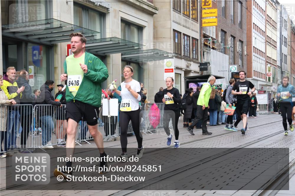 05.10.2025 - 20. swb-Marathon Bremen Strokosch-Dieckow http://msf.ph/oto/9245851 05.10.2025 10:50:47 Ziel 9199, 9256, 9287, 9399, 9416, 9425, 9630, 9663, 9894, 9906, 10029, 10206, 10215, 10222, 10226, 10227, 10254, 10378, 10432, 10534, 10669, 10698, 10743, 10932, 11061, 11279, 11311, 11391, 11573, 9199, 9256, 9287, 9399, 9416, 9425, 9630, 9663, 9894, 9906, 10029, 10206, 10215, 10222, 10226, 10227, 10432 meine-sportfotos.de