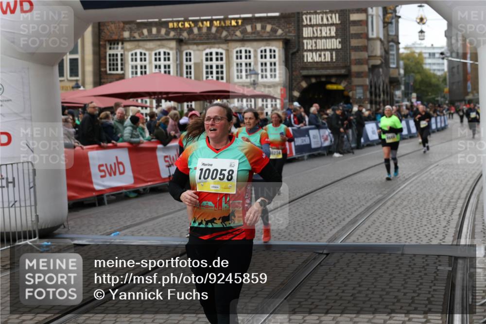 05.10.2025 - 20. swb-Marathon Bremen Yannick Fuchs http://msf.ph/oto/9245859 05.10.2025 11:11:49 Ziel 9453, 9680, 9999, 10058, 10235, 10236, 10264, 10333, 11172, 11191 meine-sportfotos.de