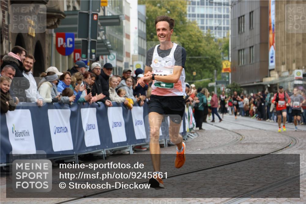 05.10.2025 - 20. swb-Marathon Bremen Strokosch-Dieckow http://msf.ph/oto/9245861 05.10.2025 12:47:14 Ziel 999, 7259 meine-sportfotos.de
