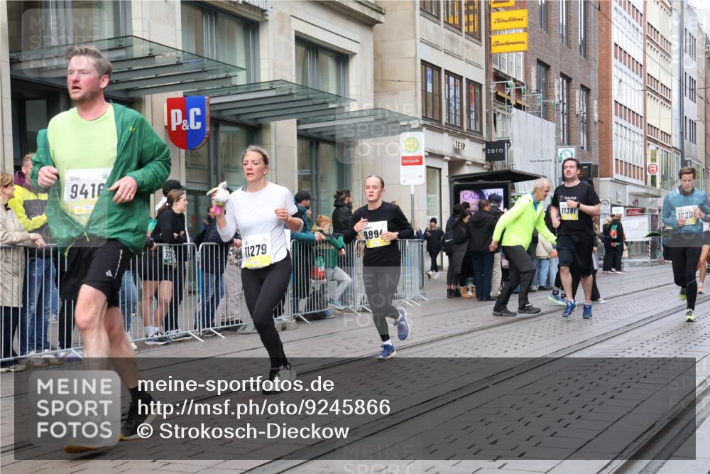 05.10.2025 - 20. swb-Marathon Bremen Strokosch-Dieckow http://msf.ph/oto/9245866 05.10.2025 10:50:48 Ziel 9199, 9256, 9287, 9416, 9425, 9630, 9663, 9894, 9906, 10029, 10206, 10215, 10222, 10226, 10227, 10254, 10378, 10432, 10534, 10669, 10698, 10743, 10932, 11061, 11279, 11391, 11573, 9199, 9256, 9287, 9416, 9425, 9630, 9663, 9894, 9906, 10029, 10206, 10215, 10222, 10226, 10227, 10432 meine-sportfotos.de