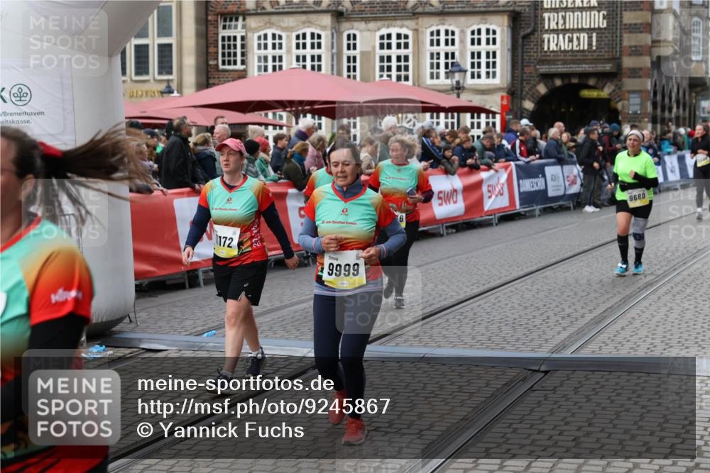 05.10.2025 - 20. swb-Marathon Bremen Yannick Fuchs http://msf.ph/oto/9245867 05.10.2025 11:11:50 Ziel 9453, 9680, 9999, 10058, 10235, 10236, 10264, 10333, 11172, 11191 meine-sportfotos.de