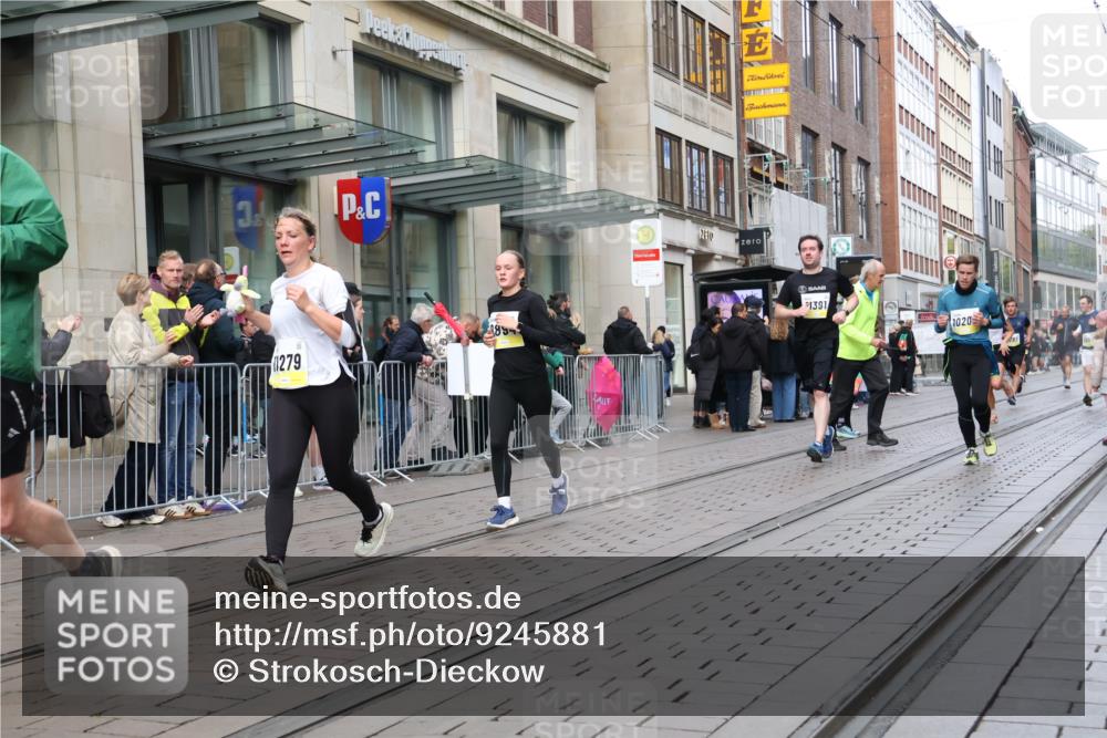 05.10.2025 - 20. swb-Marathon Bremen Strokosch-Dieckow http://msf.ph/oto/9245881 05.10.2025 10:50:48 Ziel 9199, 9256, 9287, 9416, 9425, 9630, 9663, 9894, 9906, 10029, 10206, 10215, 10222, 10226, 10227, 10254, 10378, 10432, 10534, 10669, 10698, 10743, 10932, 11061, 11279, 11391, 11573, 9199, 9256, 9287, 9416, 9425, 9630, 9663, 9894, 9906, 10029, 10206, 10215, 10222, 10226, 10227, 10432 meine-sportfotos.de