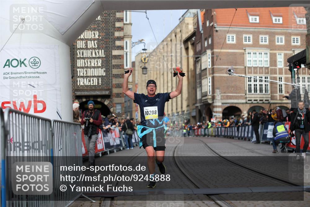 05.10.2025 - 20. swb-Marathon Bremen Yannick Fuchs http://msf.ph/oto/9245888 05.10.2025 10:42:32 Ziel 9700, 9775, 10208, 10375, 11230 meine-sportfotos.de