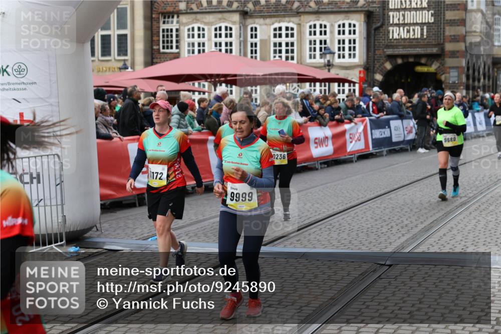 05.10.2025 - 20. swb-Marathon Bremen Yannick Fuchs http://msf.ph/oto/9245890 05.10.2025 11:11:50 Ziel 9453, 9680, 9999, 10058, 10235, 10236, 10264, 10333, 11172, 11191 meine-sportfotos.de