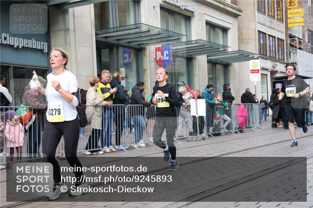 05.10.2025 - 20. swb-Marathon Bremen Strokosch-Dieckow http://msf.ph/oto/9245893 05.10.2025 10:50:49 Ziel 9199, 9256, 9287, 9416, 9425, 9630, 9663, 9894, 9906, 10206, 10215, 10222, 10226, 10254, 10378, 10432, 10534, 10669, 10698, 10743, 10932, 11061, 11279, 11391, 11573, 9199, 9256, 9287, 9416, 9425, 9630, 9663, 9894, 9906, 10206, 10215, 10222, 10226, 10432 meine-sportfotos.de