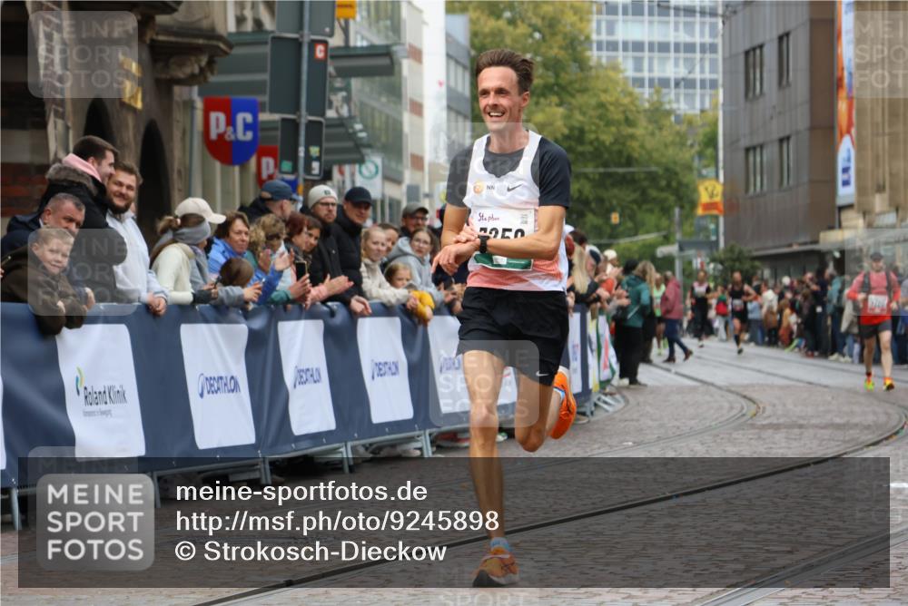 05.10.2025 - 20. swb-Marathon Bremen Strokosch-Dieckow http://msf.ph/oto/9245898 05.10.2025 12:47:14 Ziel 999, 7259 meine-sportfotos.de