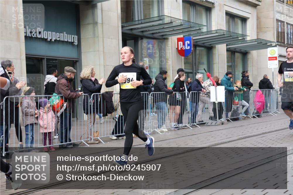 05.10.2025 - 20. swb-Marathon Bremen Strokosch-Dieckow http://msf.ph/oto/9245907 05.10.2025 10:50:49 Ziel 9199, 9256, 9287, 9416, 9425, 9630, 9663, 9894, 9906, 10206, 10215, 10222, 10226, 10254, 10378, 10432, 10534, 10669, 10698, 10743, 10932, 11061, 11279, 11391, 11573, 9199, 9256, 9287, 9416, 9425, 9630, 9663, 9894, 9906, 10206, 10215, 10222, 10226, 10432 meine-sportfotos.de