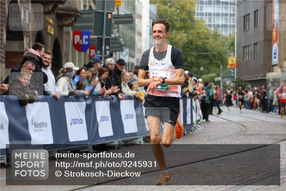 05.10.2025 - 20. swb-Marathon Bremen Strokosch-Dieckow http://msf.ph/oto/9245931 05.10.2025 12:47:14 Ziel 999, 7259 meine-sportfotos.de