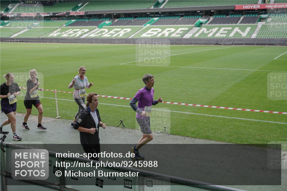 05.10.2025 - 20. swb-Marathon Bremen Michael Burmester http://msf.ph/oto/9245988 05.10.2025 10:37:46 Laufen im Stadion 7621, 7776, 9189, 9237, 9246, 9360, 9363, 9365, 9381, 9426, 9448, 9468, 9486, 9531, 9532, 9536, 9600, 9603, 9642, 9748, 9802, 9813, 9841, 9858, 9893, 9979, 10056, 10067, 10098, 10158, 10194, 10265, 10271, 10274, 10290, 10291, 10301, 10345, 10370, 10471, 10477, 10485, 10508, 10510, 10518, 10562, 10571, 10611, 10615, 10711, 10713, 10777, 10826, 10829, 10837, 10872, 10876, 10995, 11001, 11050, 11121, 11124, 11150, 11162, 11183, 11184, 11223, 11251, 11415, 9177, 9208 meine-sportfotos.de
