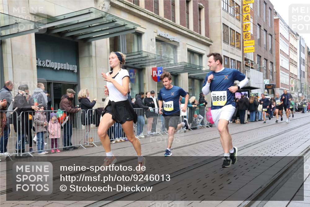 05.10.2025 - 20. swb-Marathon Bremen Strokosch-Dieckow http://msf.ph/oto/9246013 05.10.2025 10:50:53 Ziel 9256, 9287, 9416, 9425, 9663, 9894, 9906, 10206, 10215, 10222, 10226, 10376, 10378, 10432, 10556, 10669, 10743, 10932, 11279, 11391, 11573, 9256, 9287, 9416, 9425, 9663, 9894, 9906, 10206, 10215, 10222, 10226, 10376, 10432, 10556 meine-sportfotos.de