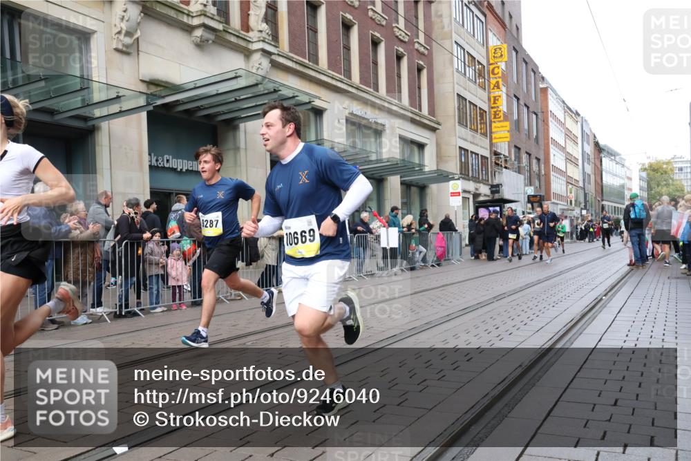 05.10.2025 - 20. swb-Marathon Bremen Strokosch-Dieckow http://msf.ph/oto/9246040 05.10.2025 10:50:54 Ziel 9256, 9287, 9416, 9425, 9663, 9894, 9906, 10206, 10215, 10222, 10226, 10321, 10376, 10378, 10432, 10556, 10669, 10743, 10932, 11177, 11279, 11391, 11573, 9256, 9287, 9416, 9425, 9663, 9894, 9906, 10206, 10215, 10222, 10226, 10321, 10376, 10432, 10556, 11177 meine-sportfotos.de