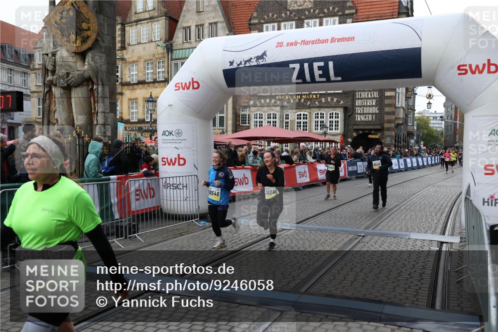 05.10.2025 - 20. swb-Marathon Bremen Yannick Fuchs http://msf.ph/oto/9246058 05.10.2025 11:11:56 Ziel 9648, 9680, 9784, 10235, 10236, 10540, 11088 meine-sportfotos.de
