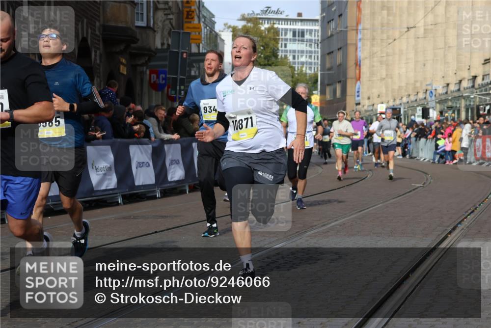 05.10.2025 - 20. swb-Marathon Bremen Strokosch-Dieckow http://msf.ph/oto/9246066 05.10.2025 10:58:43 Ziel 7163, 8585, 9346, 9359, 9370, 9540, 9622, 9714, 10263, 10561, 10591, 10679, 10871, 11078, 11290, 11651 meine-sportfotos.de