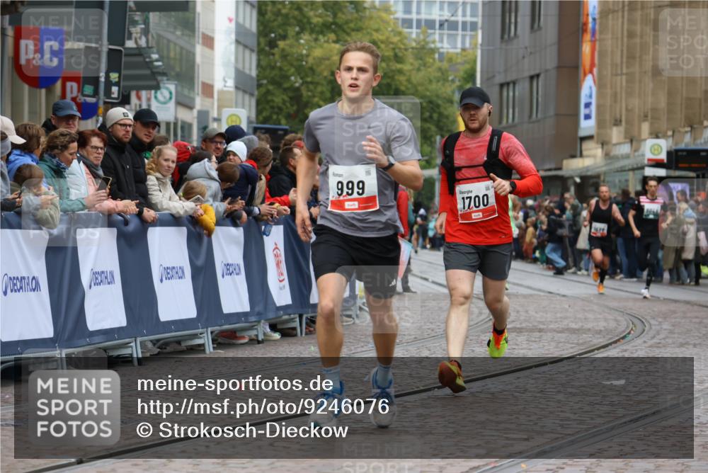 05.10.2025 - 20. swb-Marathon Bremen Strokosch-Dieckow http://msf.ph/oto/9246076 05.10.2025 12:47:22 Ziel 999, 1700, 9046 meine-sportfotos.de
