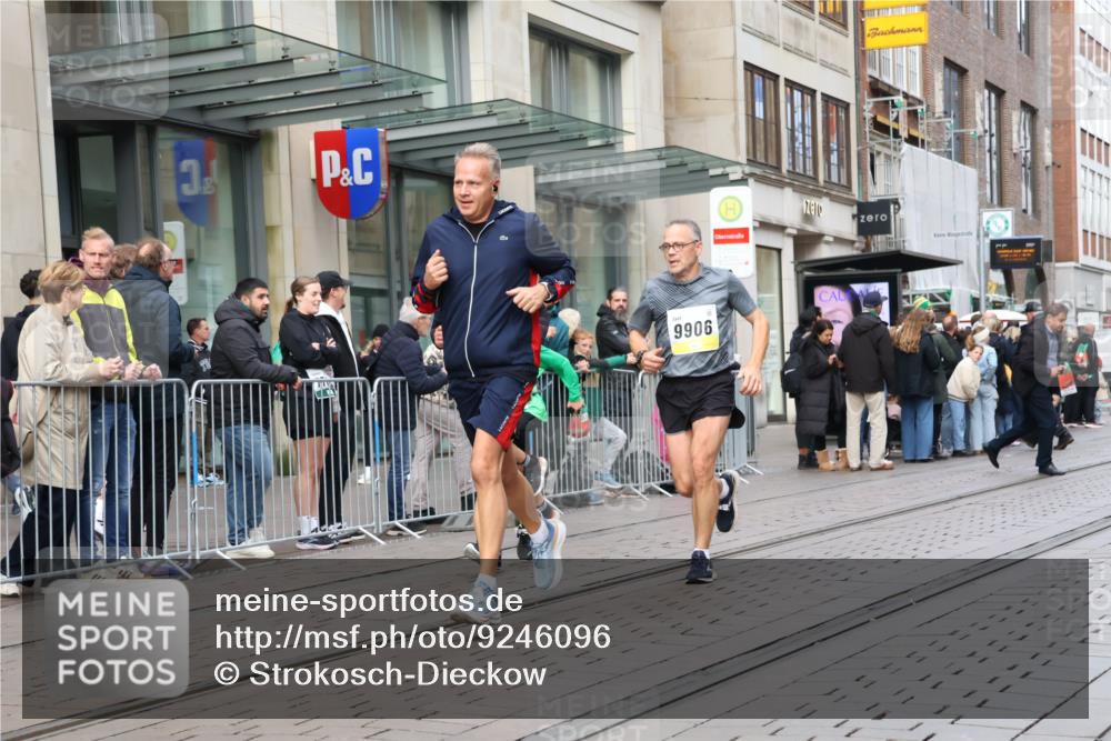 05.10.2025 - 20. swb-Marathon Bremen Strokosch-Dieckow http://msf.ph/oto/9246096 05.10.2025 10:50:57 Ziel 9256, 9287, 9894, 9906, 10206, 10215, 10222, 10321, 10376, 10432, 10556, 10669, 11177, 11279, 11573, 9256, 9287, 9894, 9906, 10206, 10215, 10222, 10321, 10376, 10432, 10556, 11177 meine-sportfotos.de