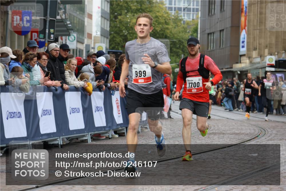 05.10.2025 - 20. swb-Marathon Bremen Strokosch-Dieckow http://msf.ph/oto/9246107 05.10.2025 12:47:22 Ziel 999, 1700, 9046 meine-sportfotos.de