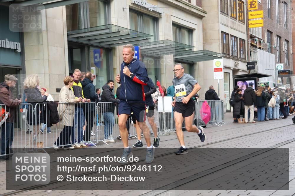 05.10.2025 - 20. swb-Marathon Bremen Strokosch-Dieckow http://msf.ph/oto/9246112 05.10.2025 10:50:57 Ziel 9256, 9287, 9894, 9906, 10206, 10215, 10222, 10321, 10376, 10432, 10556, 10669, 11177, 11279, 11573, 9256, 9287, 9894, 9906, 10206, 10215, 10222, 10321, 10376, 10432, 10556, 11177 meine-sportfotos.de