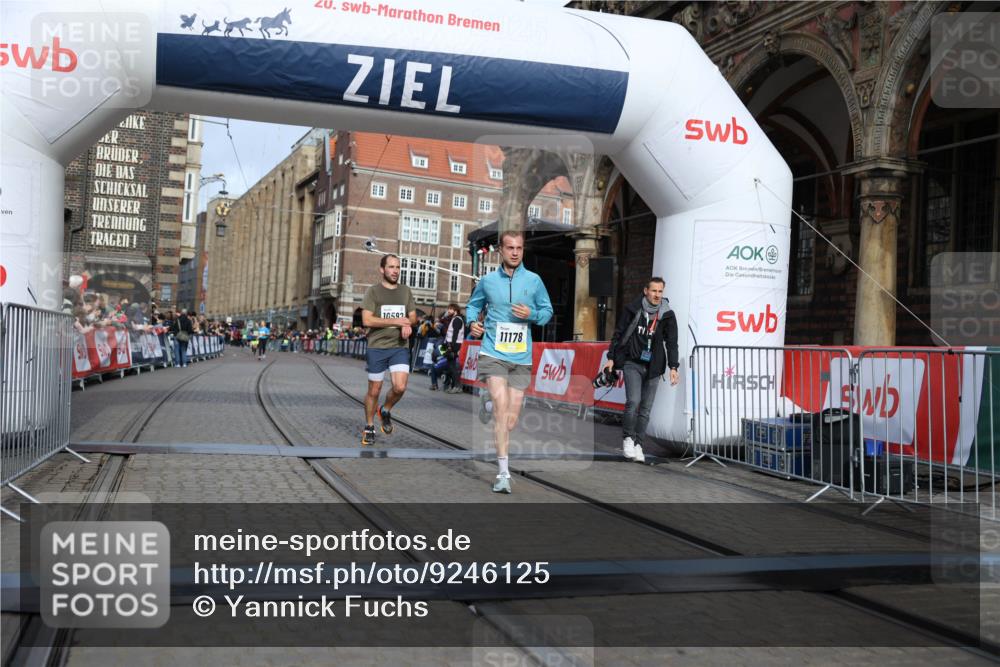05.10.2025 - 20. swb-Marathon Bremen Yannick Fuchs http://msf.ph/oto/9246125 05.10.2025 10:42:46 Ziel 10592, 11178 meine-sportfotos.de
